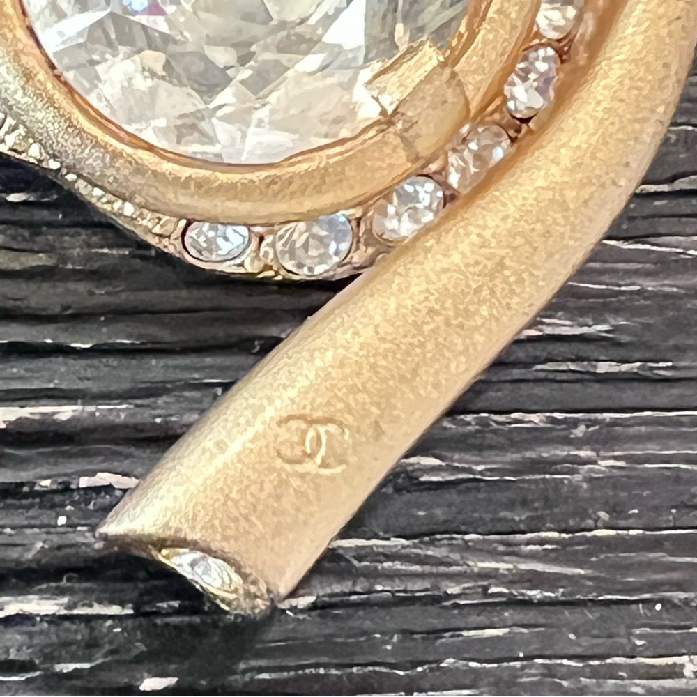 CHANEL Gold and Silver Rhinestone Clover Brooch - Picture 7 of 11